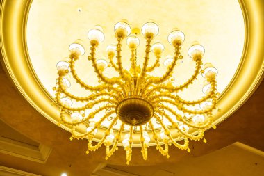 Güzel elektrikli tavan lambası dekorasyonu oda içi