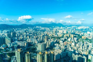 Hong Kong şehrinin güzel mimari binası mavi gökyüzünde ufuk çizgisi.