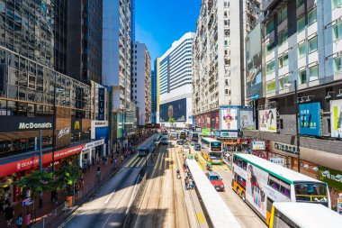 Hong kong, Çin - 15 Eylül, 2018: güzel mimari ve bina ile bir sürü insan ve trafik hong kong causeway bay çevresinde