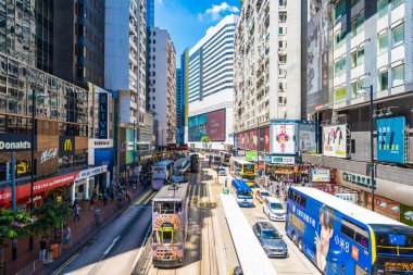 Hong kong, Çin - 15 Eylül, 2018: güzel mimari ve bina ile bir sürü insan ve trafik hong kong causeway bay çevresinde