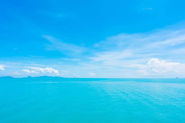 Hermoso Mar Océano Con Nubes Fondo Del Cielo Azul — Foto de Stock