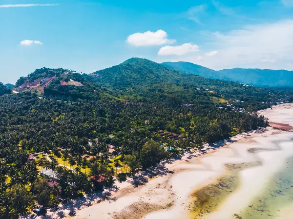 Seyahat ve tatil için adada güzel tropikal plaj ve deniz ağaçları ile havadan görünümü