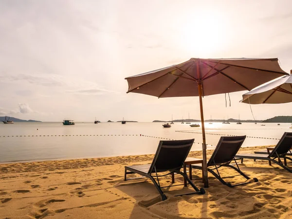 Parasol Krzesło Tropikalnej Plaży Mórz Oceanów Czasie Wschodu Podróże Wakacje — Zdjęcie stockowe