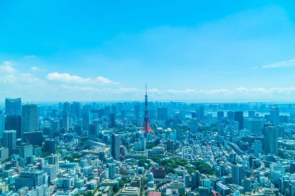 美しい建築で日本の青い空に東京タワーと東京市 — ストック写真