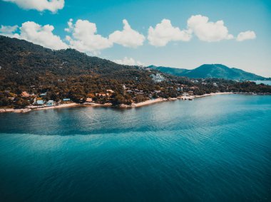 Koh samui Adası Tatil ve seyahat için mavi gökyüzünde üzerinde pek çok ağaç ve beyaz bulut deniz ve plaj güzel havadan görünümü