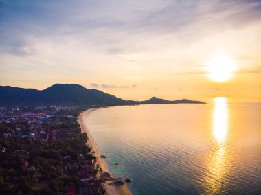 Güzel tropikal plaj ve deniz hurma ve koh samui Adası Tayland tatil ve seyahat için gündoğumu zaman diğer ağacında havadan görünümü