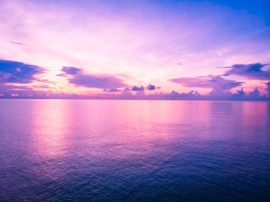 Güzel tropikal plaj ve deniz hurma ve koh samui Adası Tayland tatil ve seyahat için günbatımı zaman diğer ağacında havadan görünümü