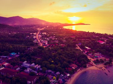 Güzel tropikal plaj ve deniz hurma ve koh samui Adası Tayland tatil ve seyahat için günbatımı zaman diğer ağacında havadan görünümü