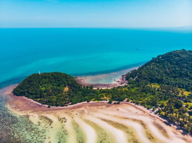 Seyahat ve tatil için adada güzel tropikal plaj ve deniz ağaçları ile havadan görünümü