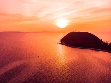 Güzel tropikal plaj ve deniz Island günbatımı zaman seyahat ve tatil için havadan görünümü