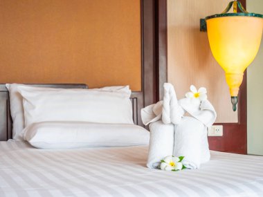 Beyaz fil havlu ve yatak otel yatak odası iç dekorasyonda rahat yastık