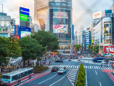 Shibuya Tokyo Japonya - 29 Temmuz 2018: Yayalar insanlar yaya geçidi Tokyo, Japonya'da Shibuya bölgesi çevresinde