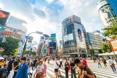 Tokyo, Japonya 29 Temmuz 2018: Shibuya kavşak veya kapısı popüler ve Simgesel Yapı yeme alışveriş için Tokyo'da yerleştirin ve yaya bir sürü burada var