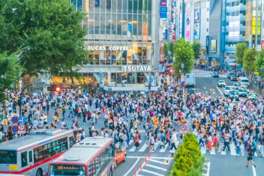 Tokyo, Japonya 29 Temmuz 2018: Shibuya kavşak veya kapısı popüler ve Simgesel Yapı yeme alışveriş için Tokyo'da yerleştirin ve yaya bir sürü burada var