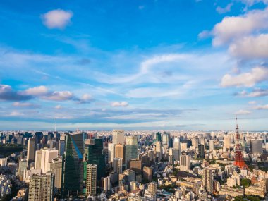 Japonya'da mavi gökyüzü ve beyaz bulut ile güzel mimari ve yapı ile tokyo tokyo şehir etrafında kule