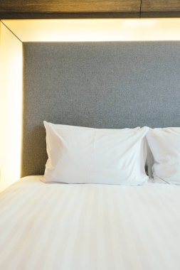 Beyaz yastık yatak otel yatak odası iç dekorasyon