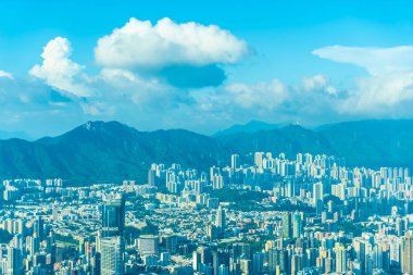 Hong Kong şehrinin güzel mimari binası mavi gökyüzünde ufuk çizgisi.