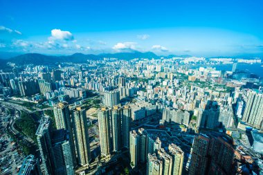 Hong Kong şehrinin güzel mimari binası mavi gökyüzünde ufuk çizgisi.