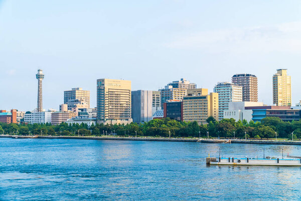 Красивое внешнее здание и архитектура с морской башней в Йокогаме
