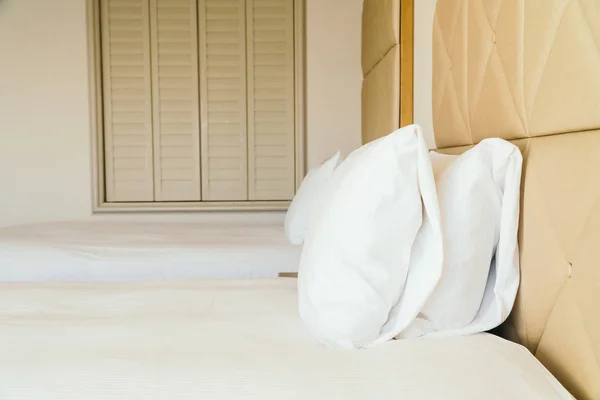 ホテル寝室のインテリアの光のランプが付いているベッド装飾に白の快適な枕 — ストック写真