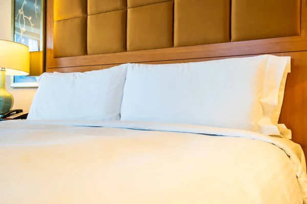 Weißes Bequemes Kissen Auf Dem Bett Mit Tischlampe Dekoration Hotelschlafzimmer — Stockfoto