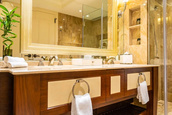 バスルームのインテリアに美しく贅沢な蛇口とシンクの装飾 — ストック写真