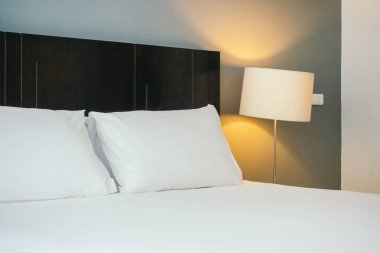 Beyaz rahat yastık yatak dekorasyon otel yatak odasında