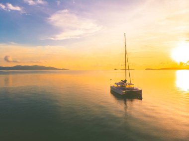 Güzel tropikal plaj ve deniz hurma ve koh samui Adası Tayland tatil ve seyahat için günbatımı zaman diğer ağacında havadan görünümü