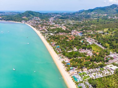 Seyahat ve tatil için adada güzel tropikal plaj ve deniz ağaçları ile havadan görünümü