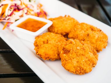 Derin yağda kızartılmış karides pasta beyaz plaka - Tay gıda stil tatlı sos ile