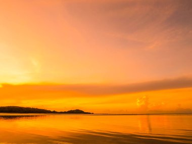 Güzel tropikal plaj deniz ve okyanus ile Hindistan cevizi hurma ağacı gündoğumu zaman seyahat ve tatil için