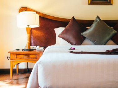 Otel yatak odasında ışık lamba dekorasyonu ile yatakta rahat yastık