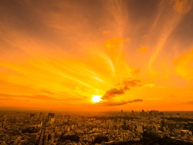 Güzel havadan görünümü, mimari ve günbatımı zaman Japonya'nın tokyo şehir etrafında bina