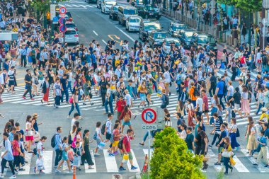 Tokyo, Japonya 29 Temmuz 2018: Shibuya kavşak veya kapısı popüler ve Simgesel Yapı yeme alışveriş için Tokyo'da yerleştirin ve yaya bir sürü burada var