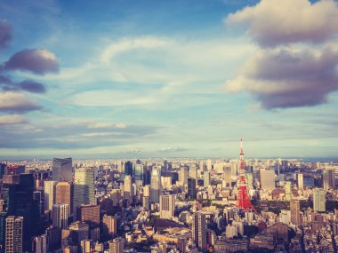 Japonya'da mavi gökyüzü ve beyaz bulut ile güzel mimari ve yapı ile tokyo tokyo şehir etrafında kule