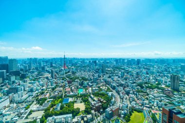 Mavi gökyüzü Japonya'da tokyo kule ile Tokyo şehir bina güzel mimari