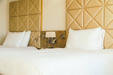 Beyaz rahat yastık yatak dekorasyon otel yatak odası iç ışık lamba ile