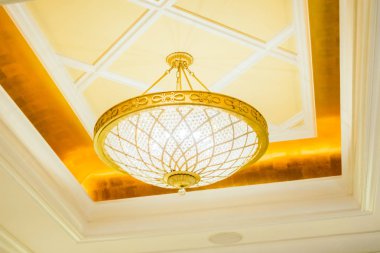 Güzel lüks avize dekorasyonu Odanın içi