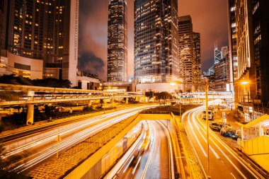 Hong Kong şehrinin dış şehir manzarası geceleri gökyüzüne yükseliyor.