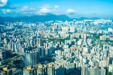 Hong Kong şehrinin güzel mimari binası mavi gökyüzünde ufuk çizgisi.