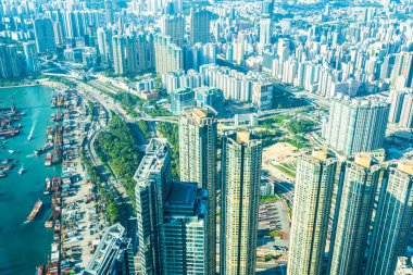 Hong Kong şehrinin güzel mimari binası mavi gökyüzünde ufuk çizgisi.