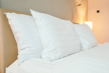 Beyaz yastık yatak otel yatak odası iç dekorasyon