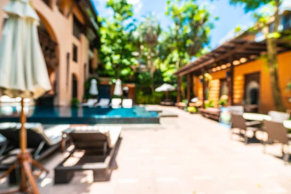 Seyahat ve tatil için güzel otel resort ve yüzme havuzu arka plan bulanıklık
