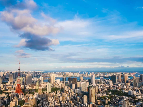 青い空と白い雲と日本のタワーの美しい建築と東京と東京市周辺の建築 — ストック写真