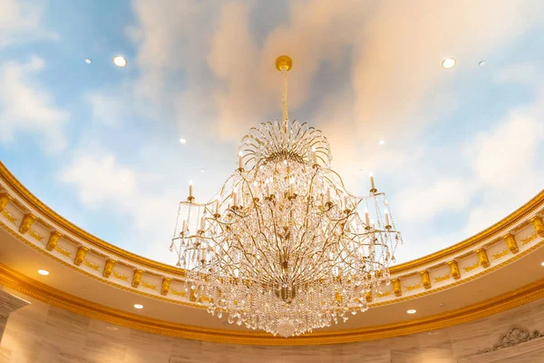 美しい豪華な電気天井ライトランプの装飾部屋のインテリア — ストック写真