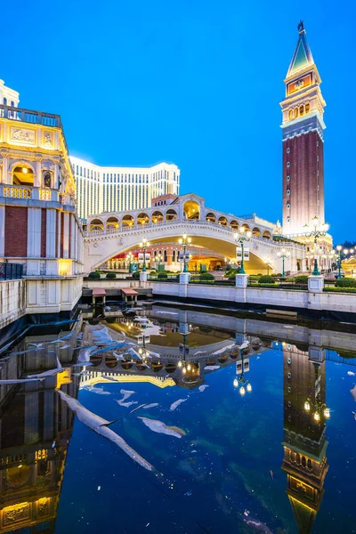威尼斯和其他酒店度假村和赌场在夜间美丽的建筑建筑 — 图库照片