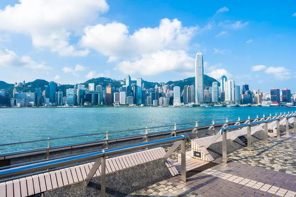 建物の外装街並み青空背景で香港市街のスカイラインの美しい建築 — ストック写真