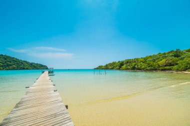 Ahşap iskele veya Cennet Adası için seyahat etmek tatil tropikal plaj ve ile köprü