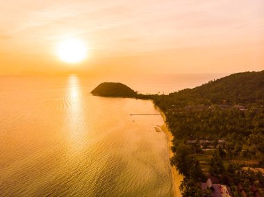Güzel tropikal plaj ve deniz Island günbatımı zaman seyahat ve tatil için havadan görünümü