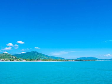 Güzel deniz ve okyanus kopya alanı için metin bulut beyaz ve mavi gökyüzü zemin üzerine